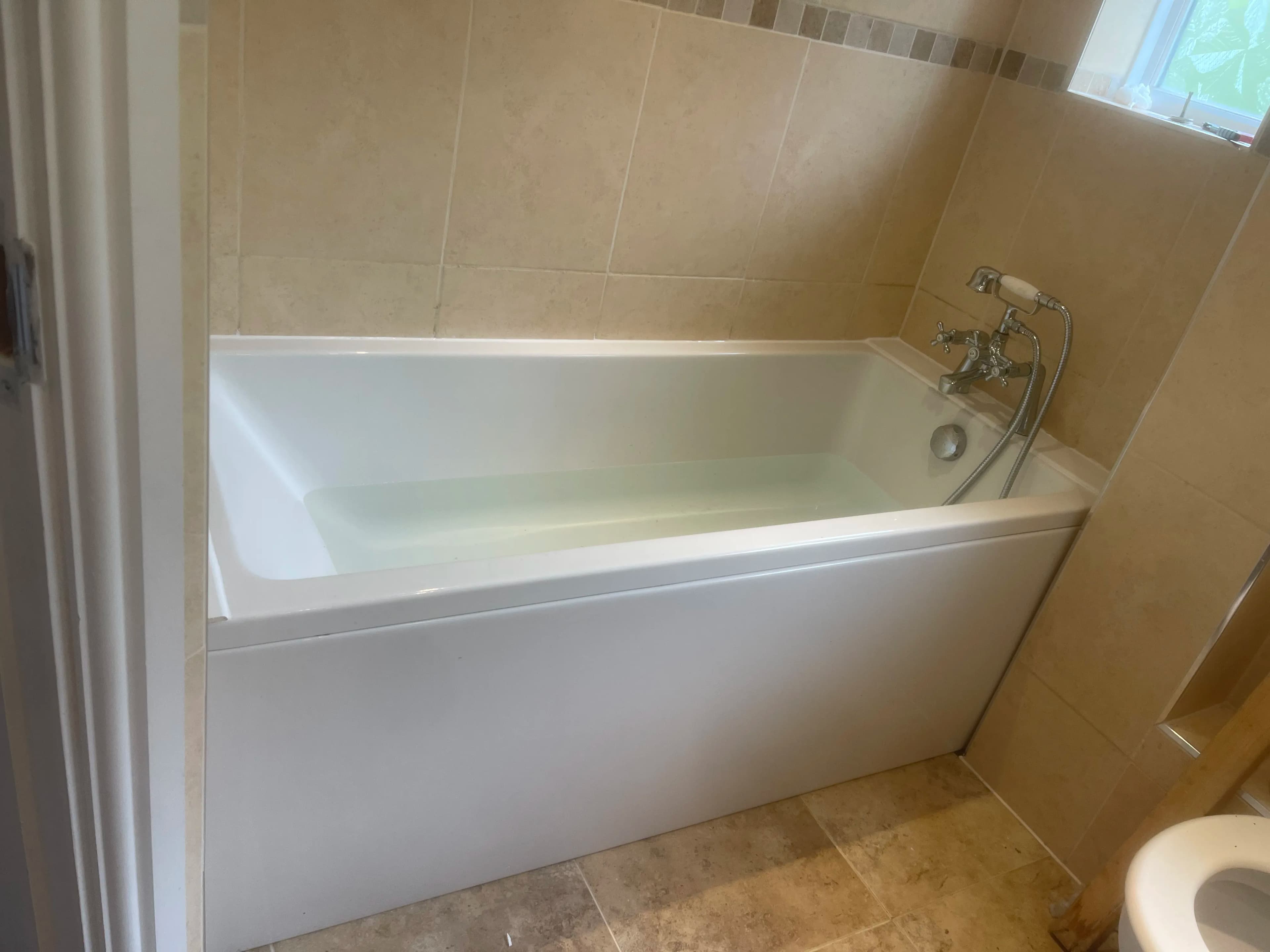 Bath installation with warm-toned tiles