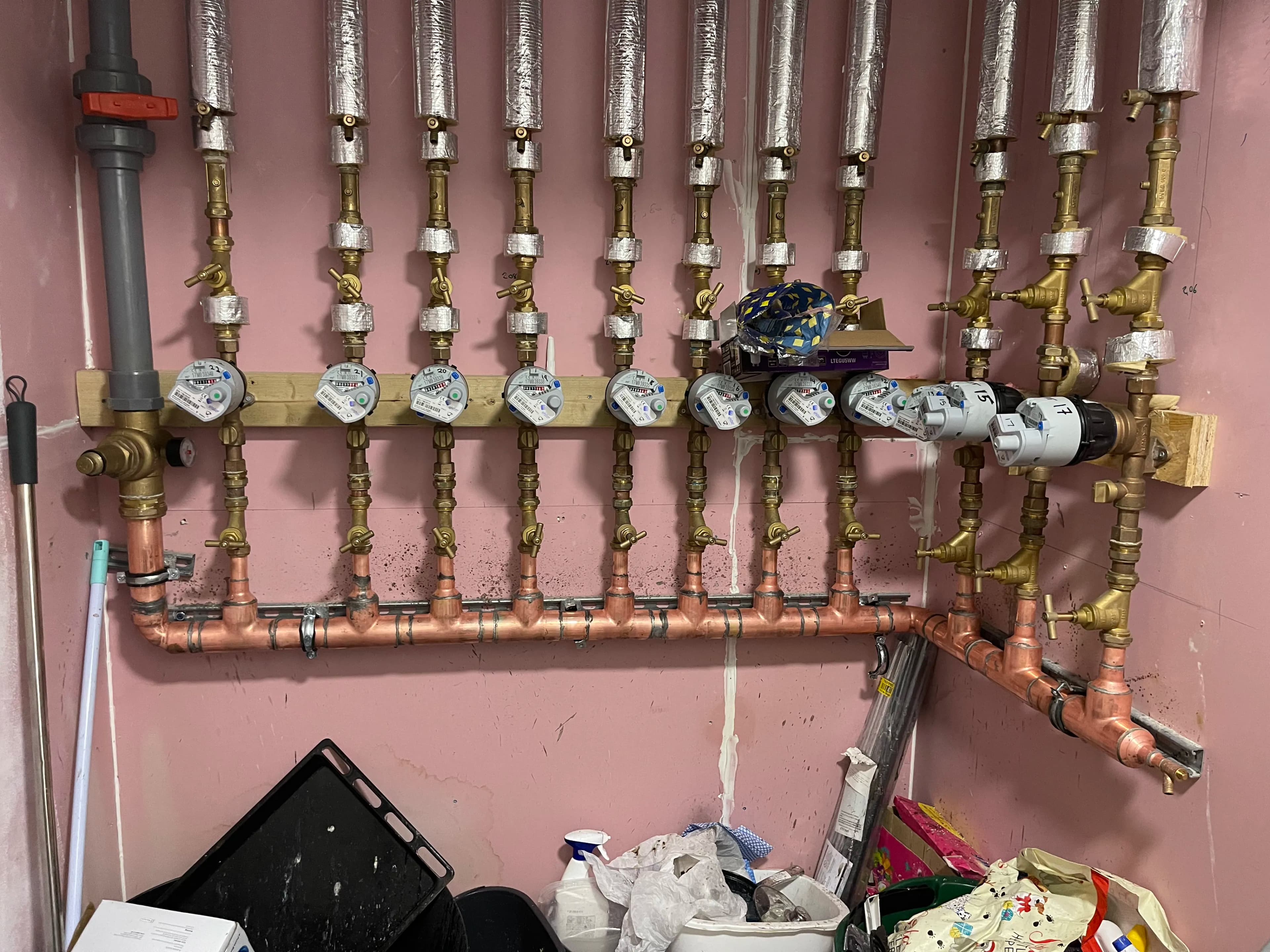 Underfloor heating manifold with zone valves